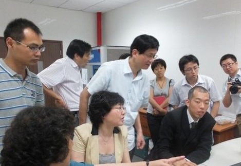 日立工程师仲野靖孝先生为用户做HT7700现场介绍与操作演示