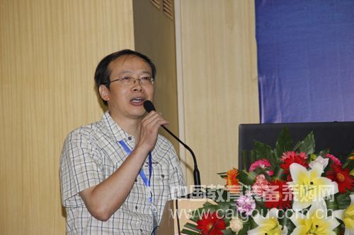 南京大学现代分析测试中心主任董林教授以《高水平大学的建设离不开实体化校级分析测平台的支撑》为题作报告
