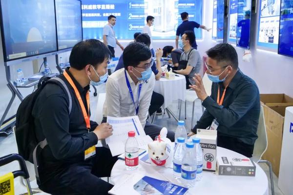 三尺空間,一鍵開播 79屆教裝展保利威直播艙引爆行業熱議!