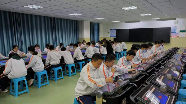 黃仁勛預言錯了?教育機器人的未來竟是一張‘桌子’!”