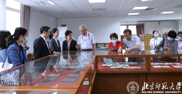 化學學科師范專業認證專家到北師大圖書館考察調研