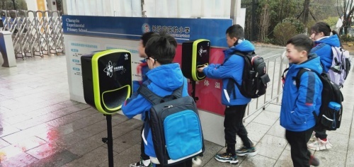 共消樂手部消毒機，為學校開學季助力