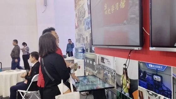 VR教育厂商嘉莲科技携VR虚拟教室产品亮相中国教装展，获得客户一致好评！