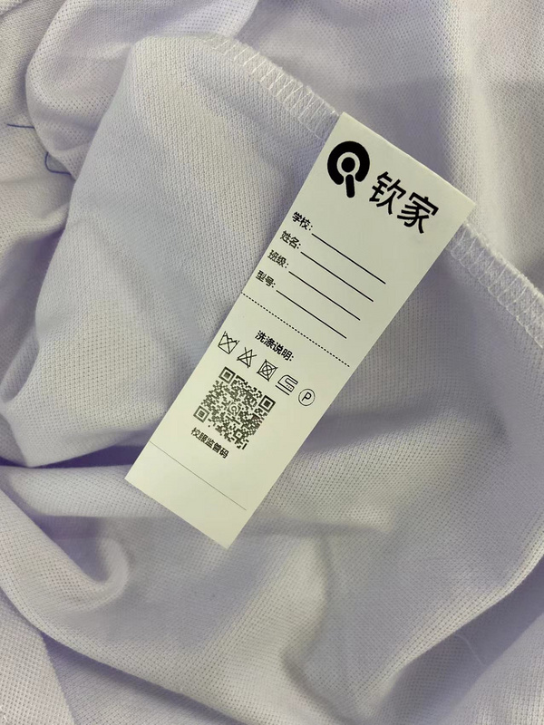 小学生冬季校服中扯出薄膜？校服监管码的应用显得尤为重要！