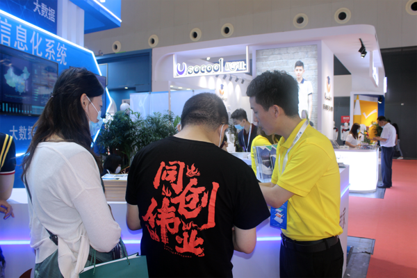 大咖蒞臨·簽約不斷·云上展覽，智能校服引領中國校服流行趨勢！