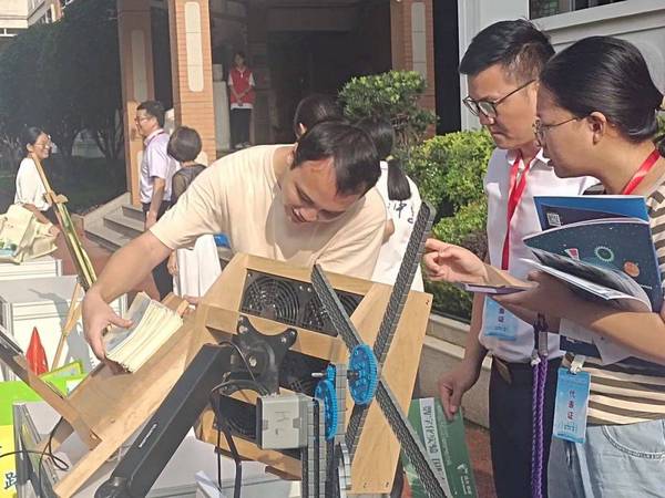 榮耀加冕，共創未來——儒林實驗學校在2024年城市中小學科學教育合作發展大會上榮獲殊榮并參展