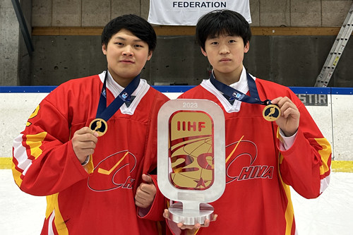 首都體育學院學子在2023年冰球世錦賽乙級B組比賽中奪冠并成功升組