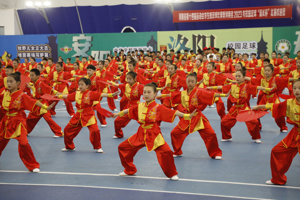 河南省第十四届运动会学生组足球比赛暨2023年河南省校园足球“省长杯”比赛在开封开幕