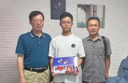 001號精準送達！嘉興南湖學院校長賈文勝為新生送出錄取通知書