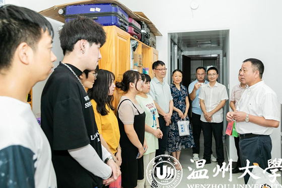 溫州大學領導深入報到點和學生宿舍走訪慰問2022級新生