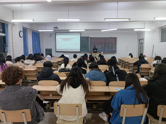 遼寧科技學院管理學院召開“家是最小國，國是千萬家”主題團課活動