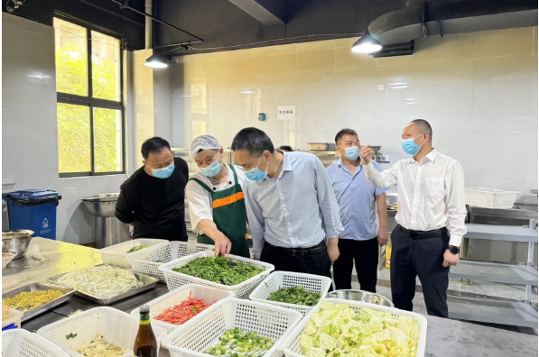 西南醫科大學領導以“四不兩直”方式突擊檢查校園食品安全工作
