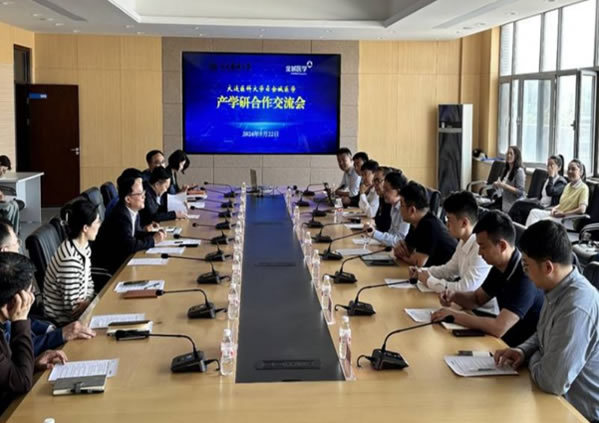 大连医科大学领导参加检验医学院与金域医学集团举行的产学研合作交流会