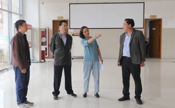 贵州民族大学党委副书记杨声国率队开展校园宣传品巡查