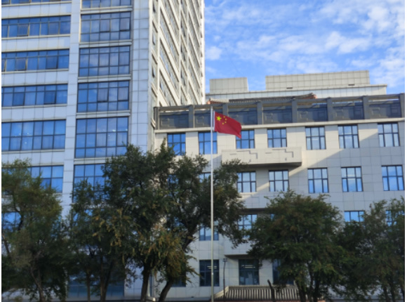 1728360459251649.jpg 黑龍江中醫藥大學舉行慶祝中華人民共和國成立75周年主題升旗儀式