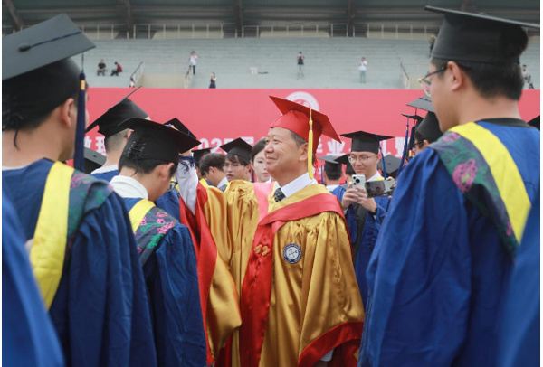 安徽理工大学隆重举行2025届学生毕业典礼暨学位授予仪式