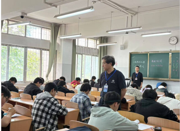 昆明理工大学党委副书记、校长王华巡视本科生期末考试