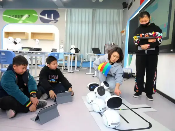 定遠縣民族小學舉辦人工智能實驗室設備使用培訓