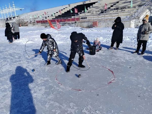 内蒙古锡林浩特：冰雪趣味运动会让学生走出教室感受冰雪文化