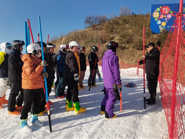 陕西省校园冰壶、滑雪项目二级、一级裁判员培训班在延安国际滑雪场顺利开班