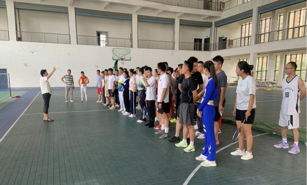 安徽亳州市45位体育教师展示基本功 竞技促提升